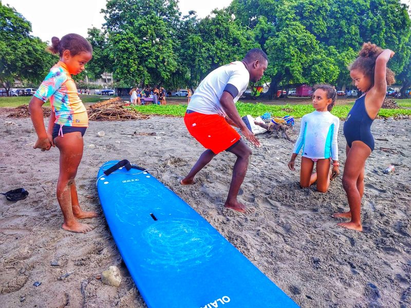 SURFRIDER TEAM WAVE SURFING INSTRUCTOR